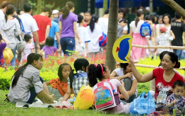 Chỉ vài dịp như thế này, bãi cỏ ở các các công viên Hà Nội sẽ nát hết